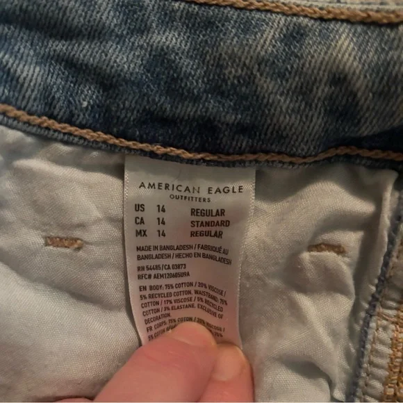 Women’s American Eagle Distressed Light Blue Jeans Size 14 “Mom Straight Leg” - Picture 6 of 6